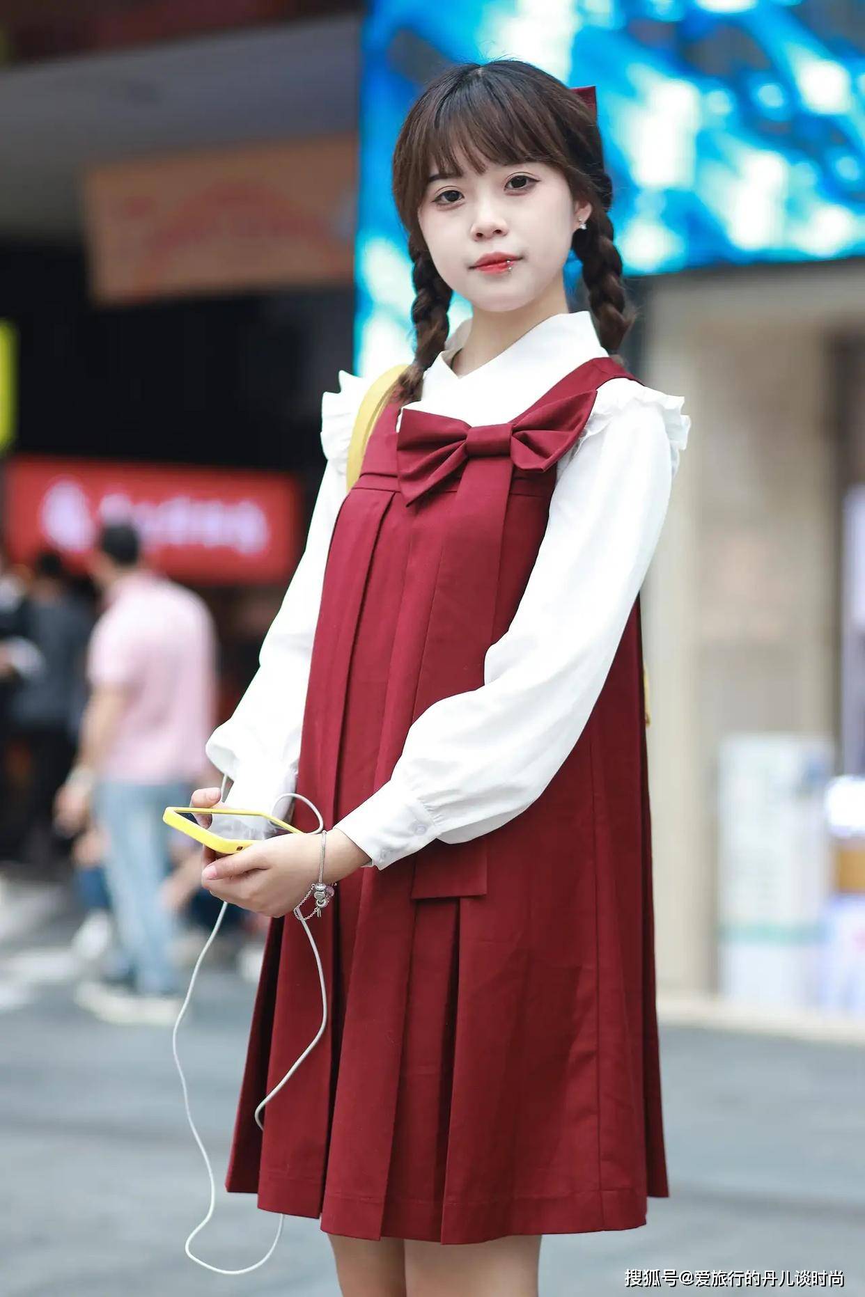 小姐姐穿搭真减龄!白色翻领衬衫搭配红色背带裙,少女感十足