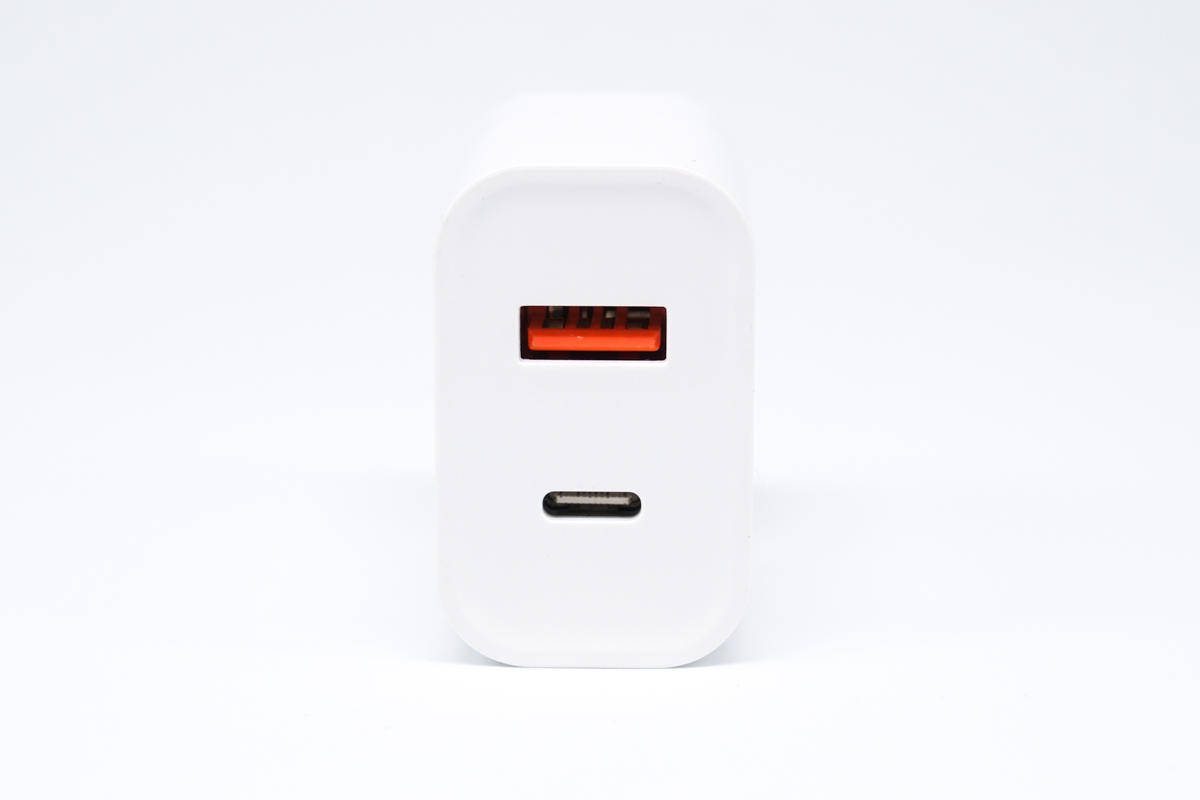 支持5-20V齐全电压档位，既可充iPhone 13又能充笔电，古石30W快充充电器拆解