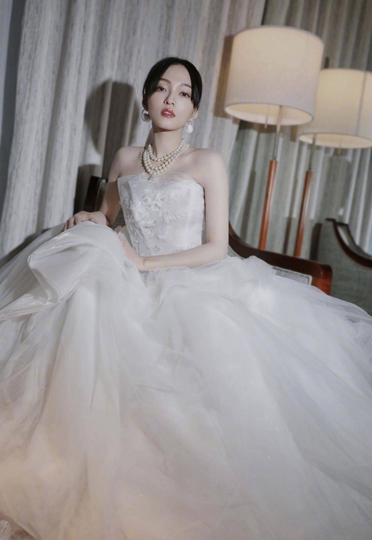 整体 张韶涵这裙子不错，“蕾丝+丝绒”，158cm身高穿出176气场