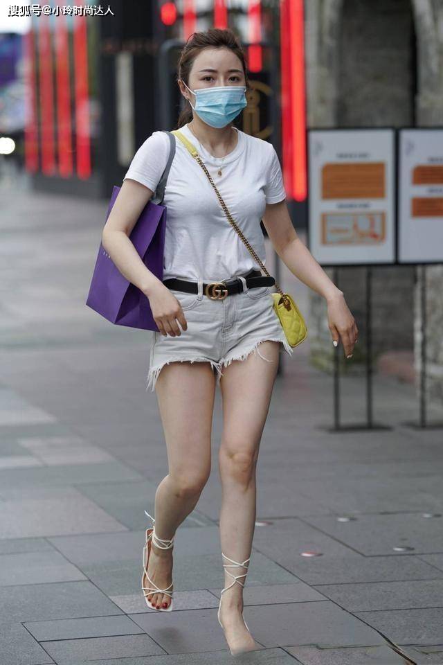 毛衣 有一种姑娘喜欢鲨鱼裤，才能减少刻板感觉，笑容甜美