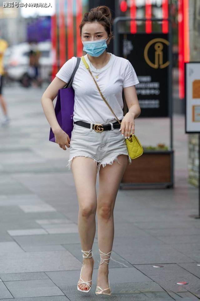 毛衣 有一种姑娘喜欢鲨鱼裤，才能减少刻板感觉，笑容甜美