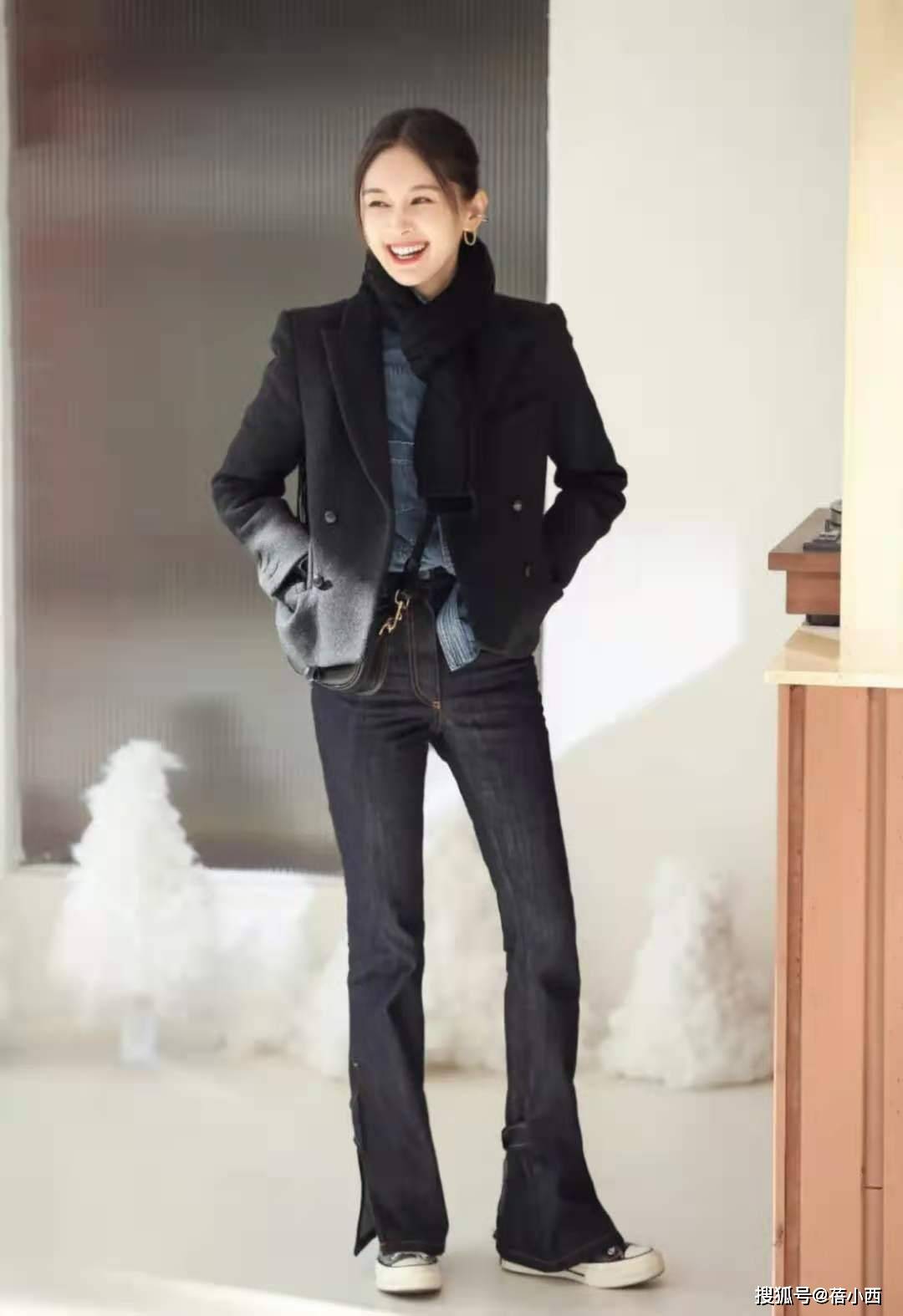 黑色 王子文化身为大女人，穿透明上衣配印花半裙，性感撩人又不失气场