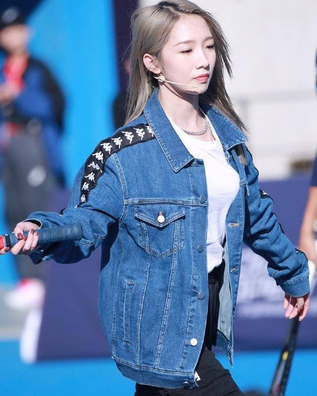 分分钟 小姐姐的帅气穿搭，牛仔外套配运动裤，分分钟玩出大佬气质！