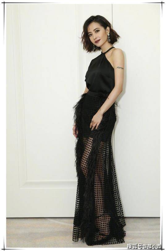 黑色 蔡依林尺度越来越大！穿斑马纹透视裙直接透出内衣，人红气场真大