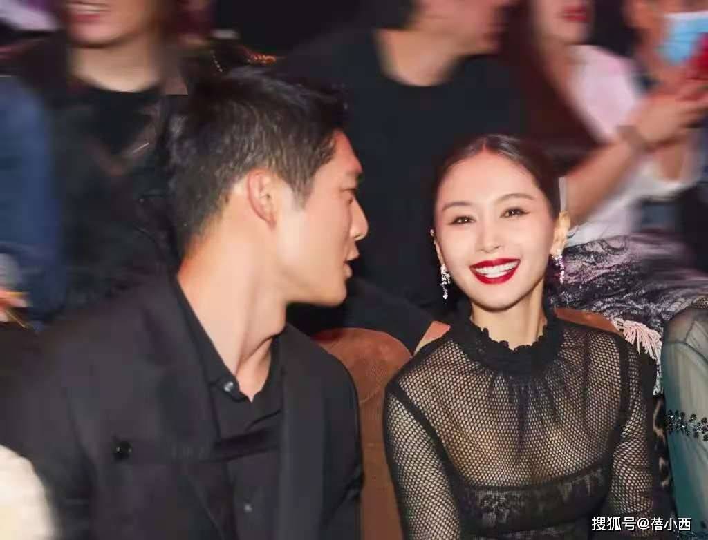 黑色 王子文化身为大女人,穿透明上衣配印花半裙,性感撩人又不失气场