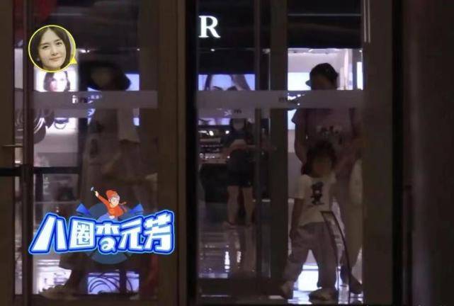 马尾 谢娜带娃外出不见张杰，跳跳俏俏穿同款衣服，扎着高马尾超可爱