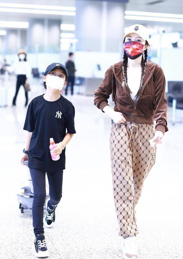 卫衣 李小璐和女儿同框，卫衣外套配印花裤，穿得清新显出少女气质