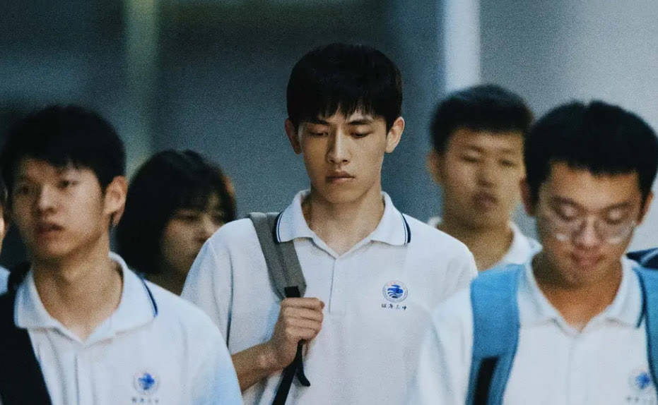 因为|《扑水的少年》扑了，上映12天仅4800万票房，导演“卖惨”也没用