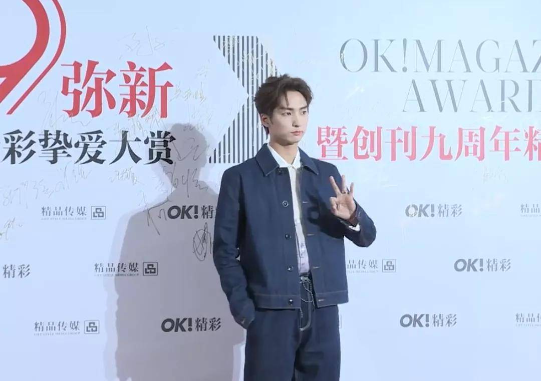 黄圣依 精彩之夜女星比美:邓萃雯宛若霸总,黄圣依颖儿高开衩长裙秀长腿