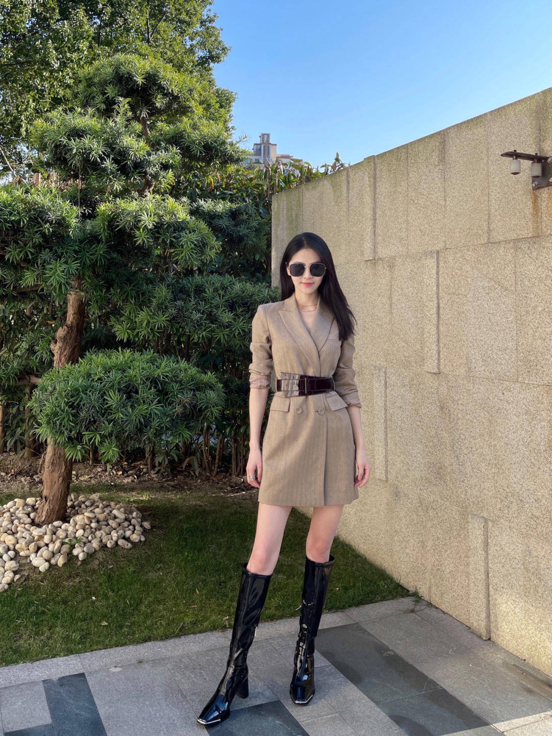 黑色 职场OL们少穿“西装”，学她这样穿，简约中不失大气感与女人味