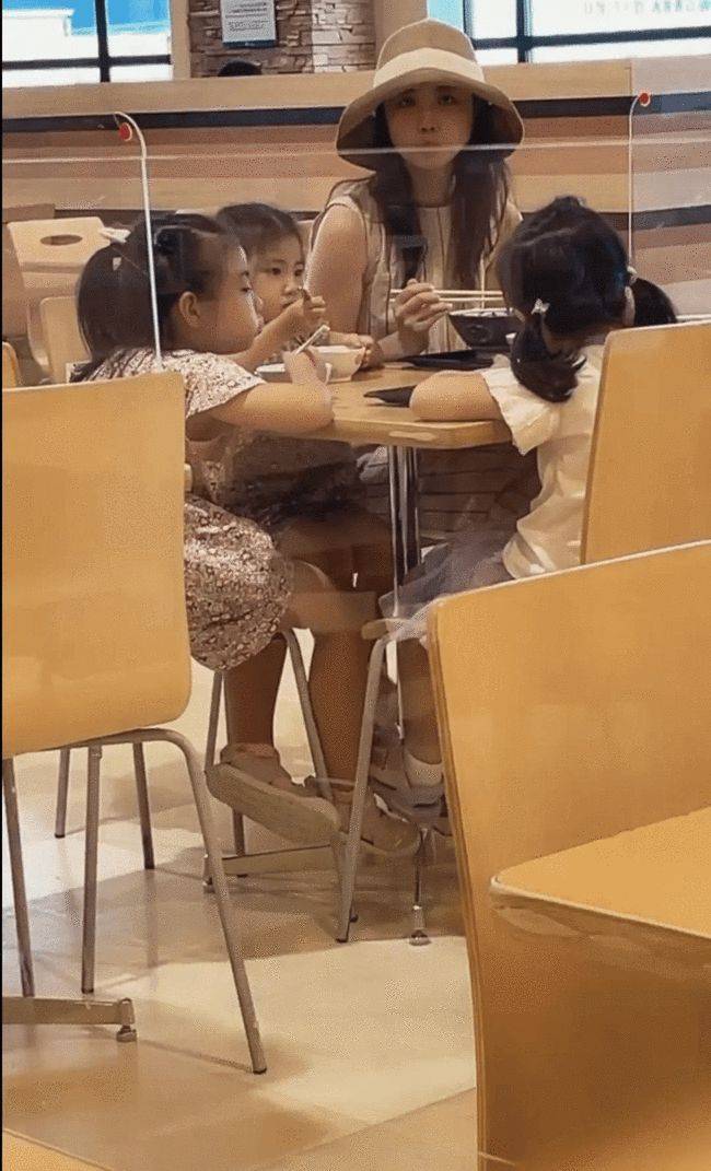 颜色 汤唯从不刻意打扮，素颜走机场还这么有气质，天生丽质就是漂亮！