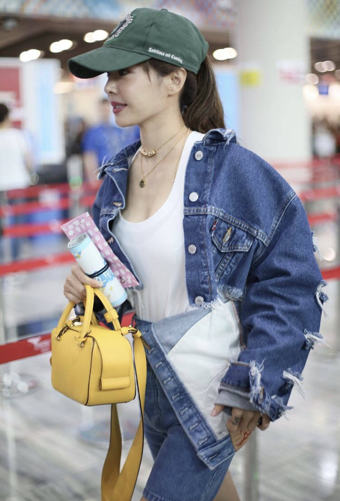 个性 蔡依林彻底放飞自我，一身衣服“破”到令人心疼，这时尚好难懂