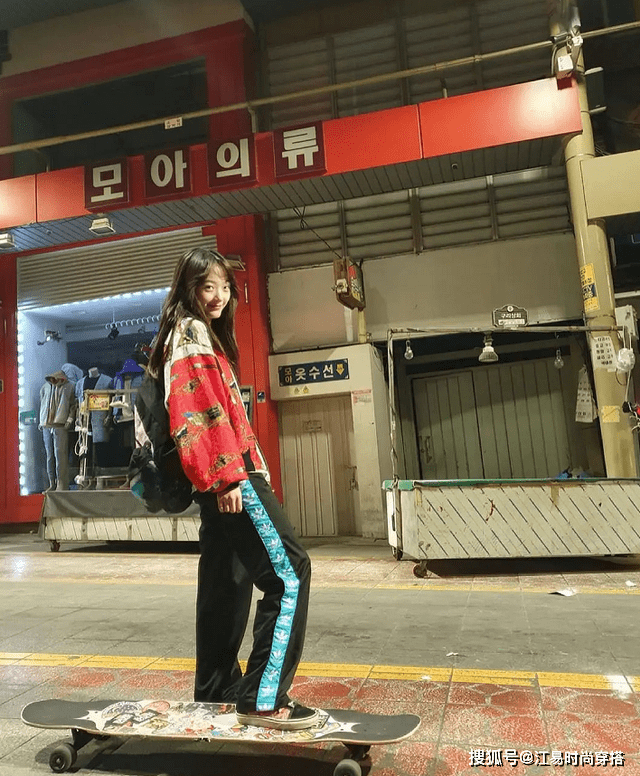 真挺 《鱿鱼游戏》中的智英演者，现实生活中，感觉真挺清纯，一点不狠