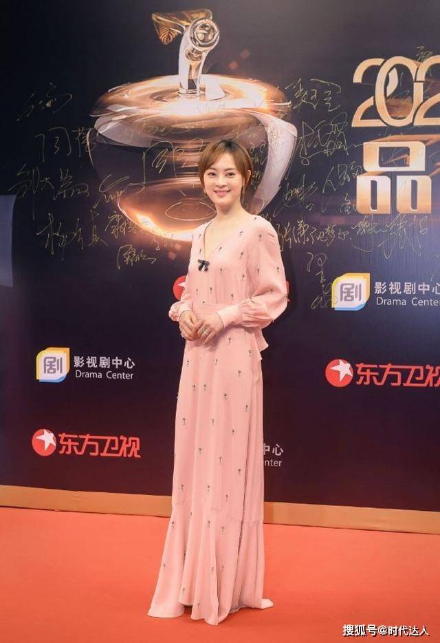 魅力 孙俪状态越来越好，穿裸粉色西装裙优雅高级，满满的大牌范