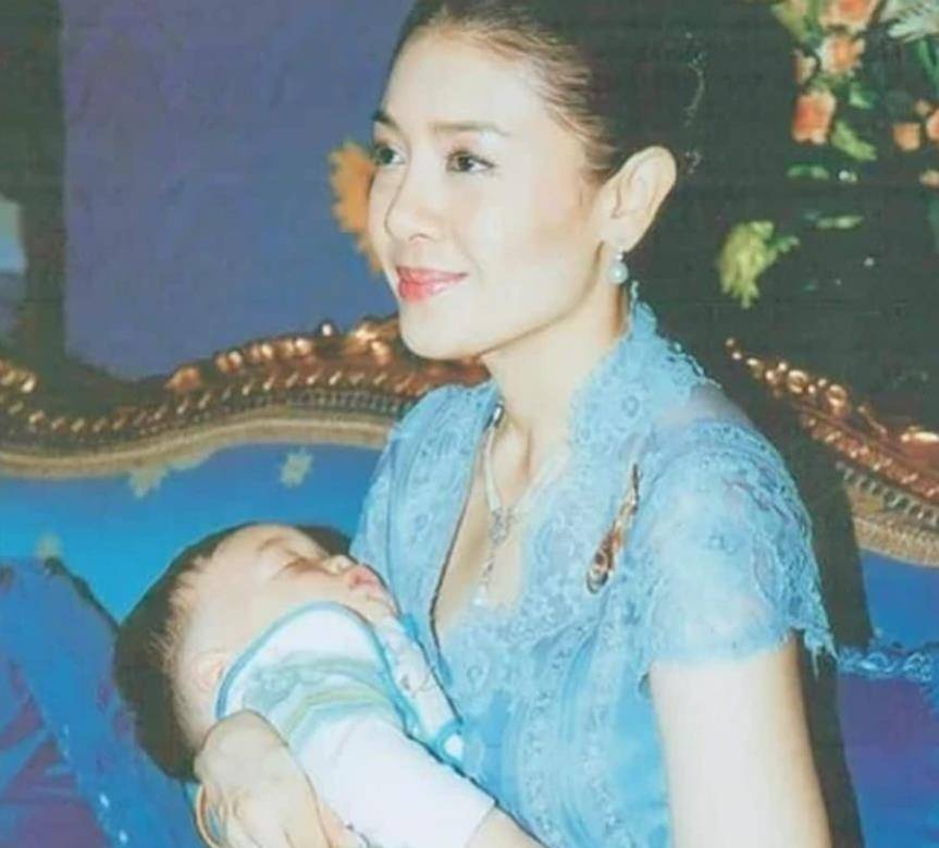 海报|泰国“全家福”海报亮相,三位子嗣悉数登场,西拉米尽显正宫风范