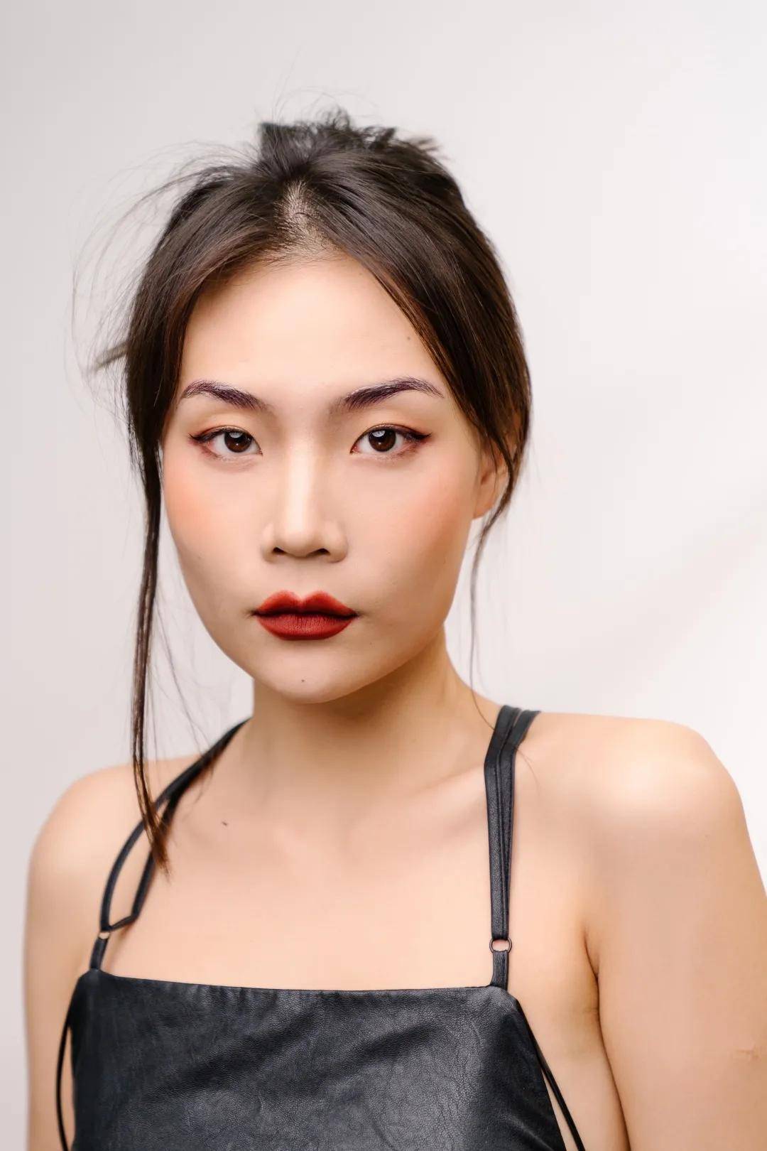 眼睛女明星人手一个的眼线贴火出圈了？这期美妆贴纸种草请收好！