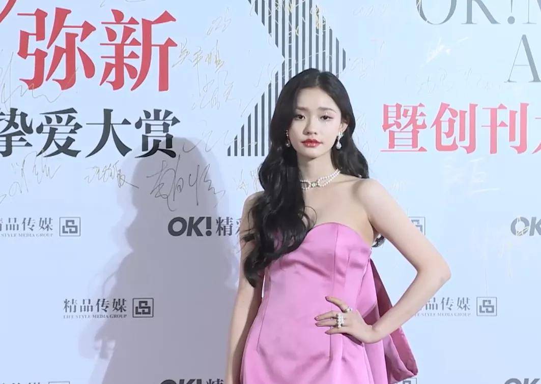 黄圣依 精彩之夜女星比美:邓萃雯宛若霸总,黄圣依颖儿高开衩长裙秀长腿