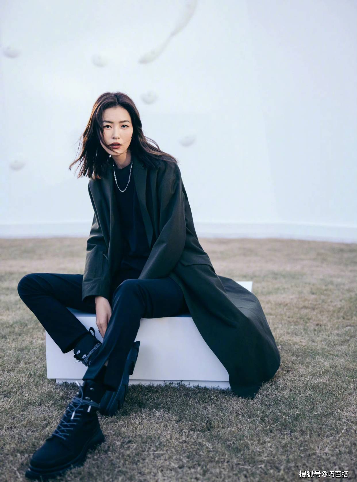 工装裤 刘雯运动背心+工装裤走机场,风格又野又性感,小蛮腰抓人眼球!