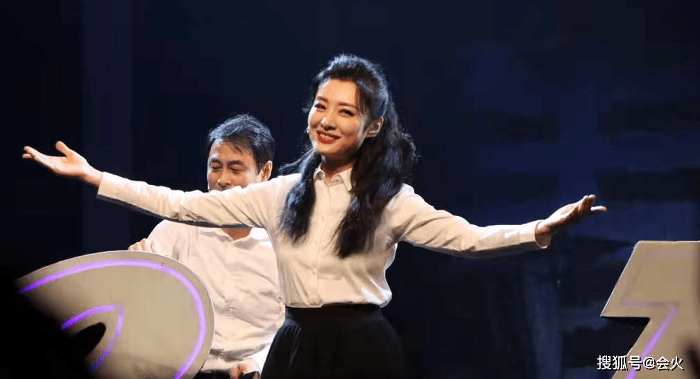 观众53岁周涛舞台上伤心痛哭！获男演员牵手安慰，穿白衬衫黑裙显年轻