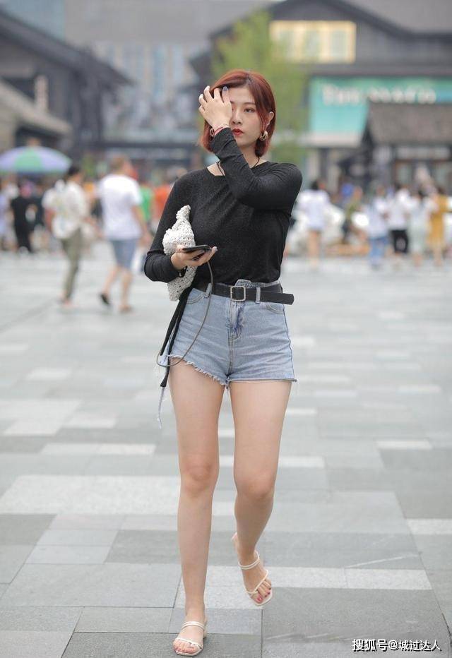 整体 简约精致的瑜伽裤穿搭彰显出潮流的气息，穿出自我个性