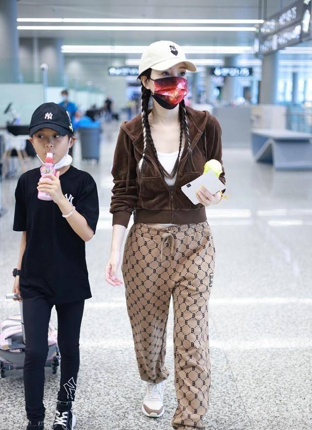 卫衣 李小璐和女儿同框，卫衣外套配印花裤，穿得清新显出少女气质
