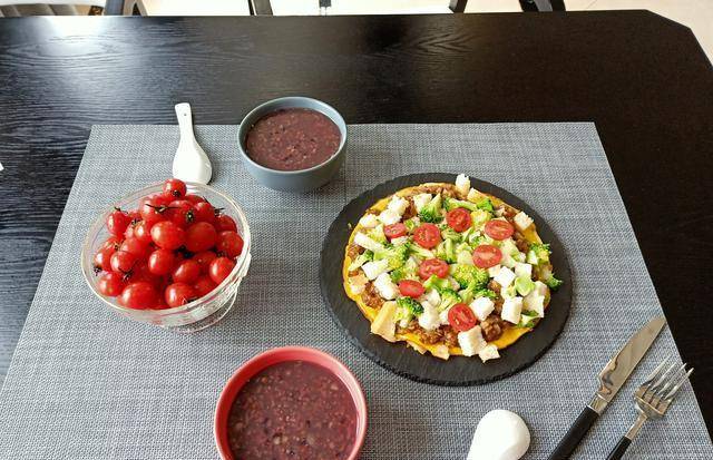 杂粮|1张大饼吃到撑,老两口的营养早餐走红,网友:1顿吃掉20种食材