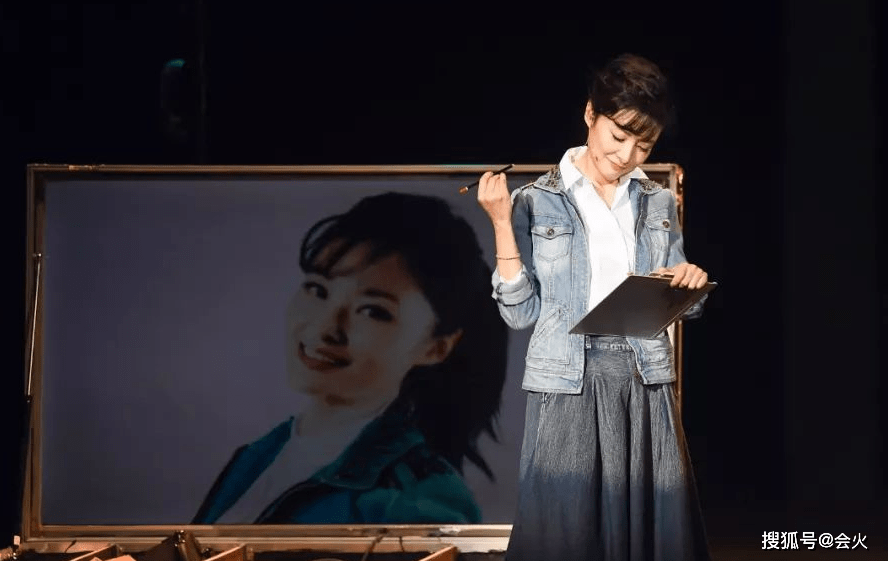 观众53岁周涛舞台上伤心痛哭！获男演员牵手安慰，穿白衬衫黑裙显年轻