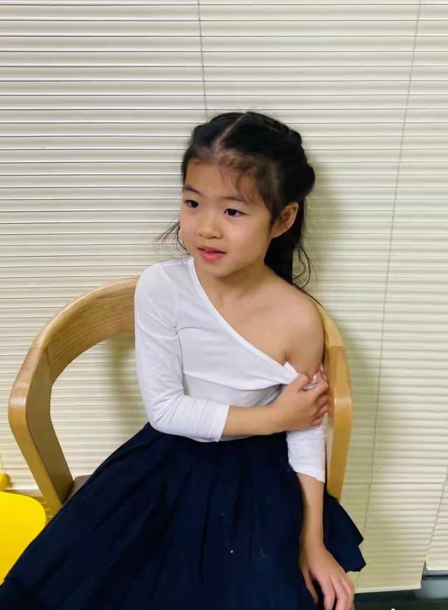 吊带 章子怡女儿颜值长开了！穿百褶裙变身小巨星，打疫苗不哭太勇敢了