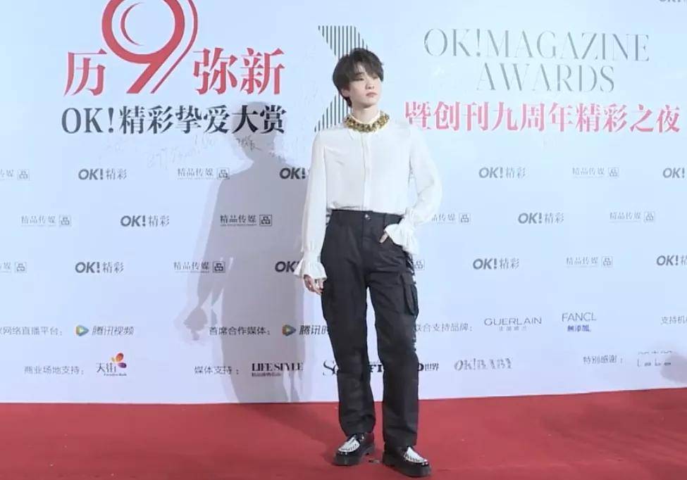 黄圣依 精彩之夜女星比美:邓萃雯宛若霸总,黄圣依颖儿高开衩长裙秀长腿