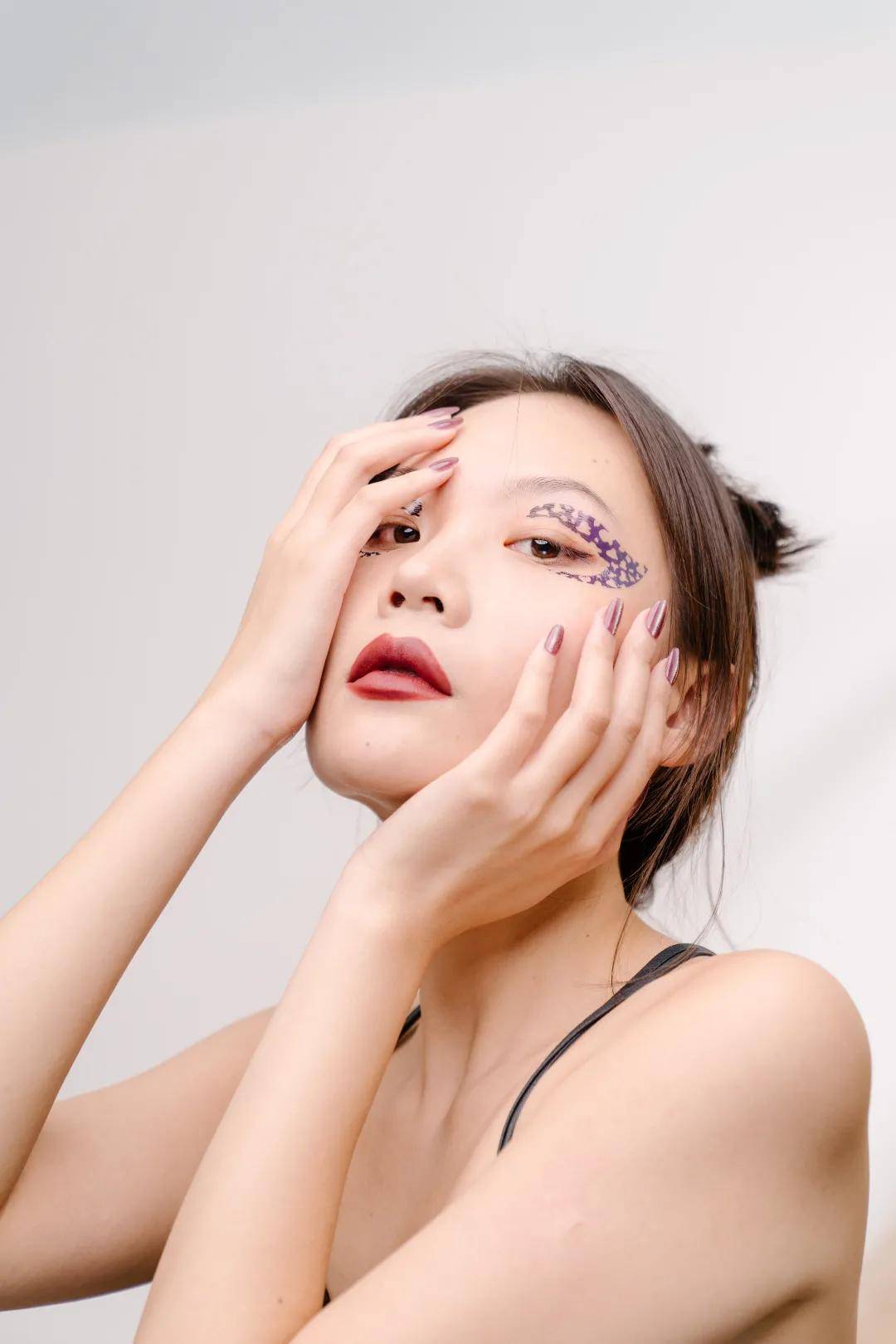 眼睛女明星人手一个的眼线贴火出圈了？这期美妆贴纸种草请收好！
