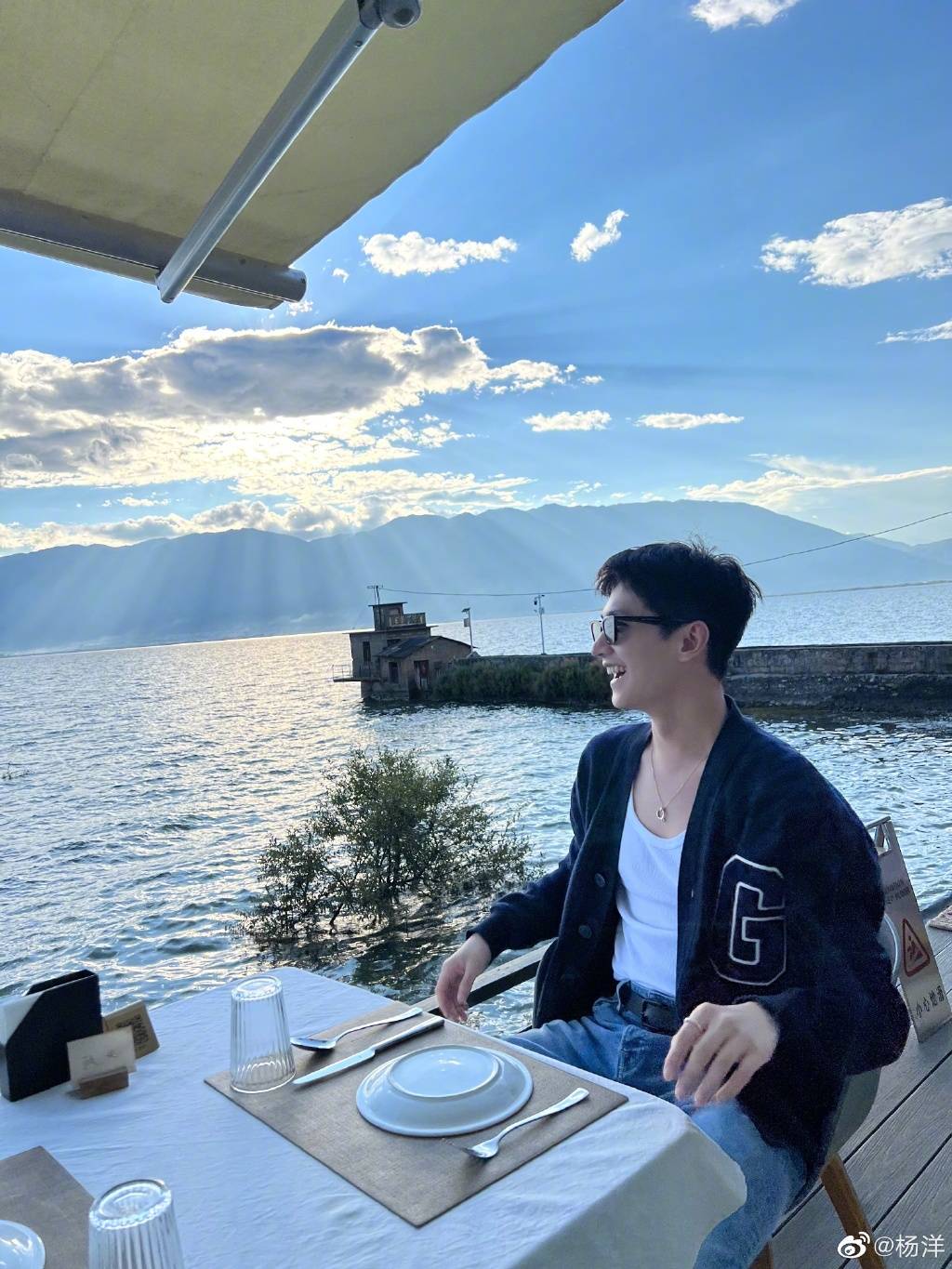 青春 杨洋新综路透出炉！玩转睡衣、马甲等时尚穿搭，气质秒杀范丞丞