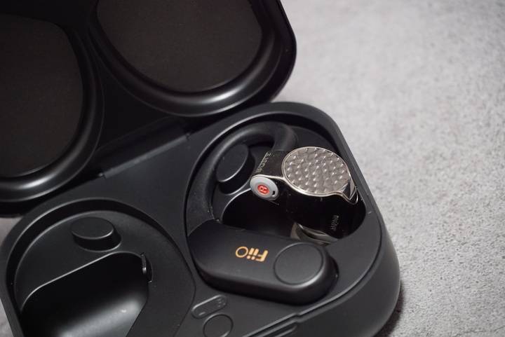 仅699元的旗舰级真无线蓝牙耳放，低价顶配的飞傲UTWS5是坑么？