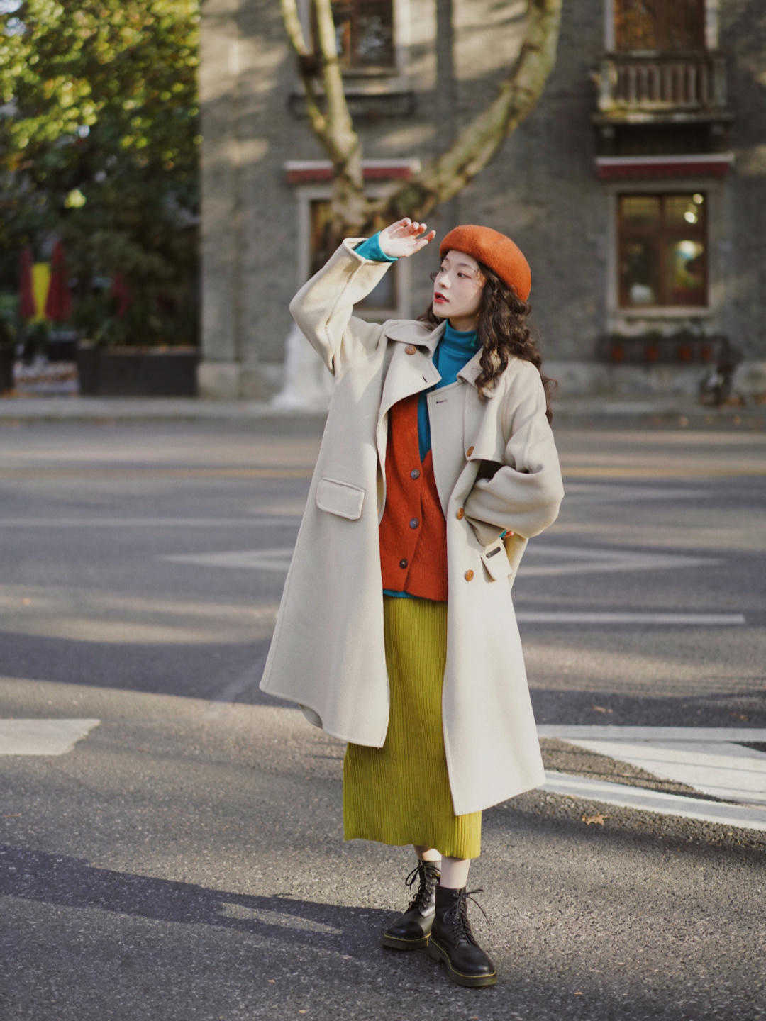 图片 秋冬的半身裙这样穿，时髦百搭又显气质，普通女生也能驾驭