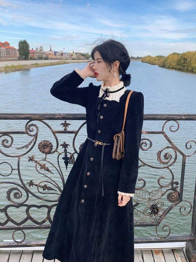 女生 这样的穿搭比较适合20岁左右的女生，穿起来法式又复古