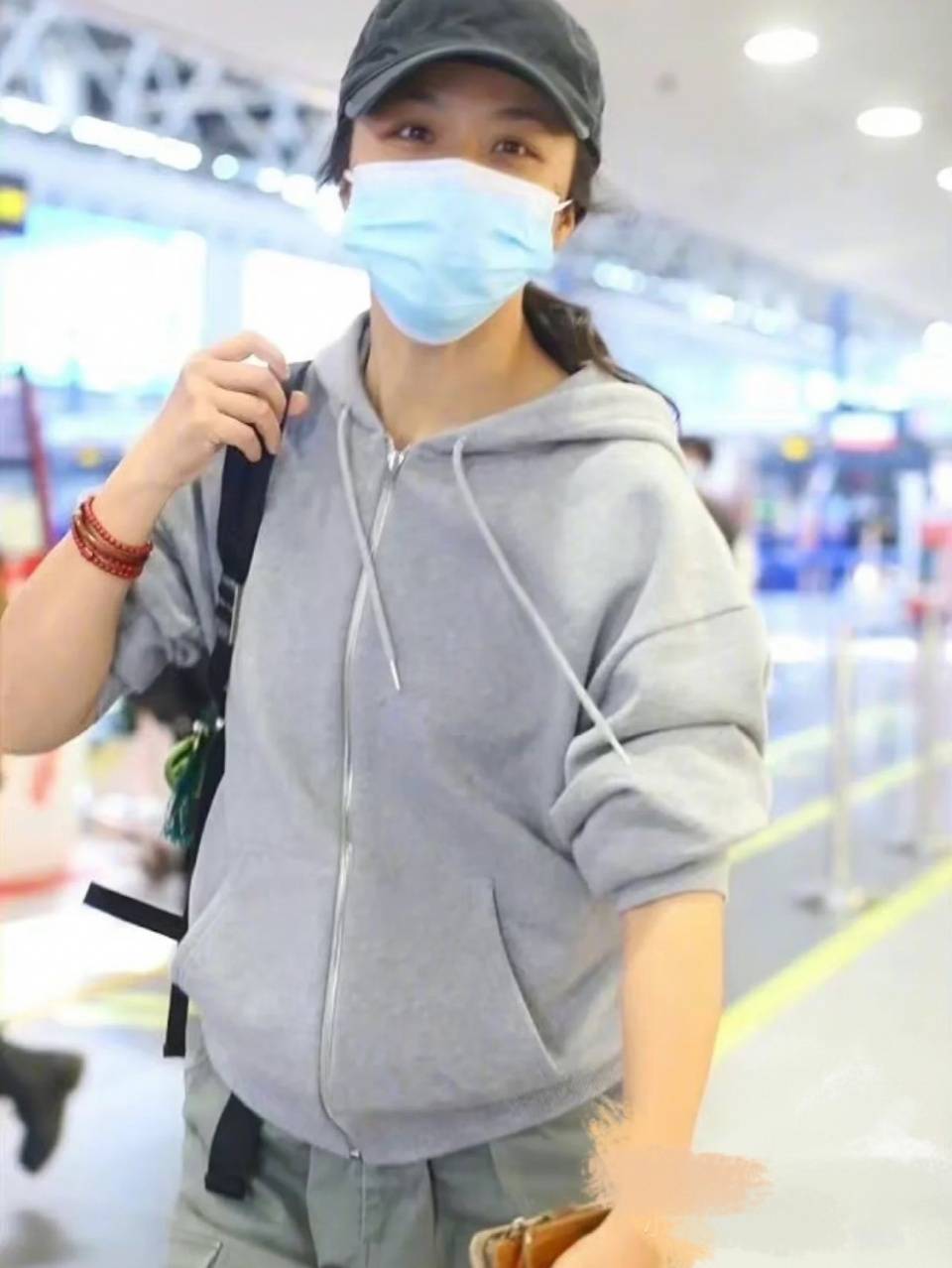 工装裤 汤唯：低调现身机场卫衣配工装裤素颜里透着气质，天生丽质就是好