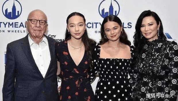 口红邓文迪大女儿晒美照，涂粉色口红略显性感，秀大长腿身材曲线完美