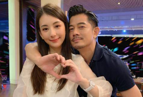 爱妻郭可颂为老婆熊黛林庆生！晒全家福表白爱妻，两人甜蜜依偎好幸福