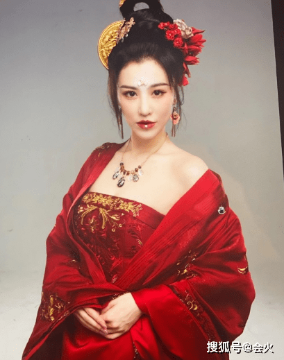 刘翔刘翔前妻葛天晒性感照！穿深V薄纱裙身材火辣，大方回应离婚嘲讽