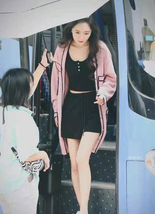 毛衣 秋天到了,又想起杨幂这组经典照片!毛衣配裙子,百看不厌啊