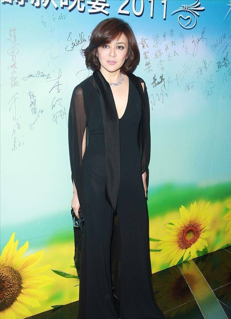 发型 关之琳也真是挺拼的，剪刘海遮额头，可惜看颈纹还能显出老态