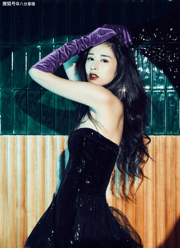 手套 瘦下来的颖儿气质真不赖,黑色礼服配丝绒手套,化身复古名媛