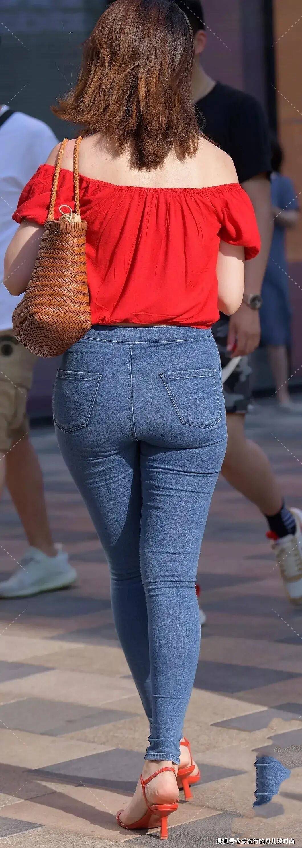 的设计 谁说红配蓝不好看？时髦美女身穿红色露肩衬衫搭牛仔裤，气质满满