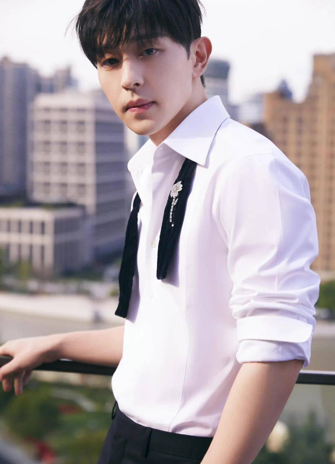 链条 看明星如何在沉闷厚重的的秋冬服饰中穿出亮点