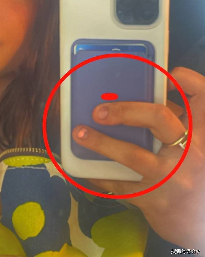 口红邓文迪大女儿晒美照，涂粉色口红略显性感，秀大长腿身材曲线完美