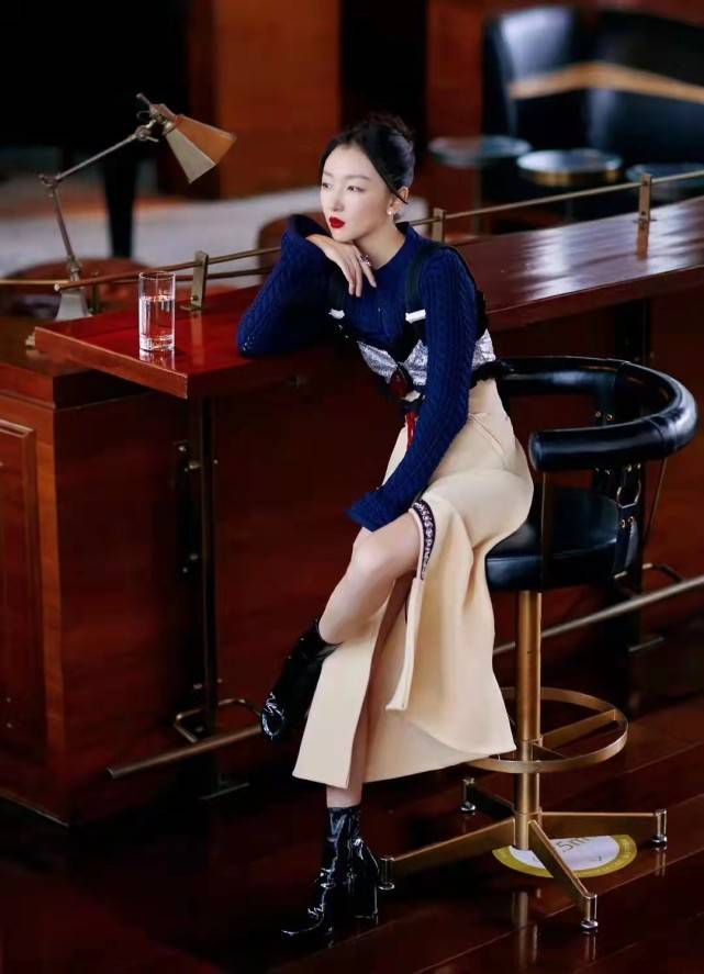 廓形 汤唯不愧是大花!穿深v秀事业线赢过杨幂,压轴出场成红毯大赢家