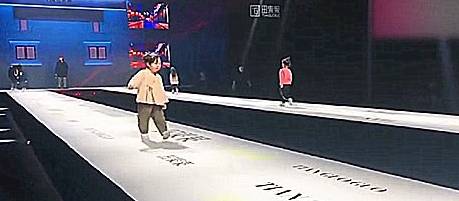 网友 小朋友参加服装秀，走路太嚣张，疑似要打架笑翻网友