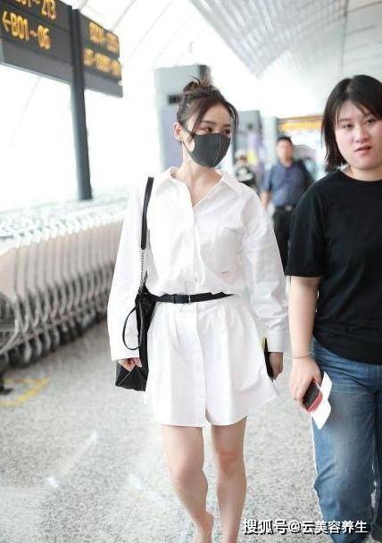短裙 袁姗姗挺会穿裙装显气质的，黑裙领口特意加深加宽，复古味挺浓