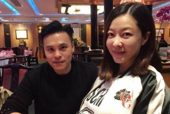 爱妻郭可颂为老婆熊黛林庆生！晒全家福表白爱妻，两人甜蜜依偎好幸福