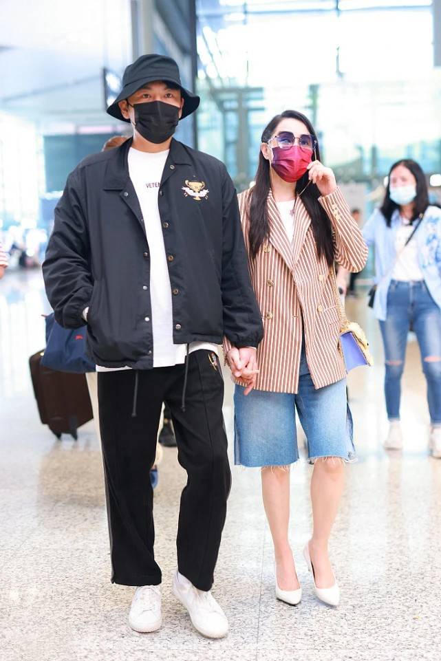 西装 52岁伊能静和42岁秦昊走机场,两人各穿各的,这造型看起来真不搭