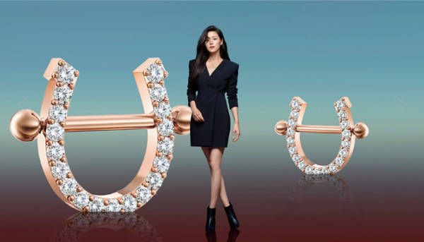 身材 全智贤形象突破大变样！穿露脐装现身发布会，走性感风告别乖乖女